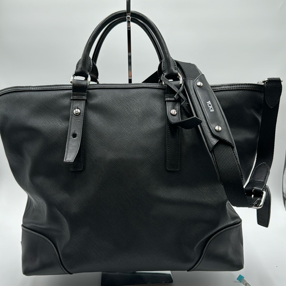 Tumi Leather Briefcase or Tote in Black Leather Lots Pockets Great Condition
